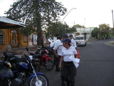 Retienen 30 motos en control vehicular