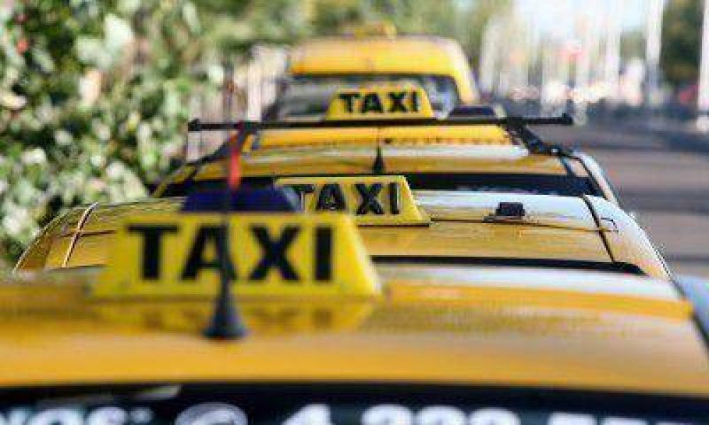 No se pueden secuestrar taxis "truchos" porque no hay lugar para depositarlos 