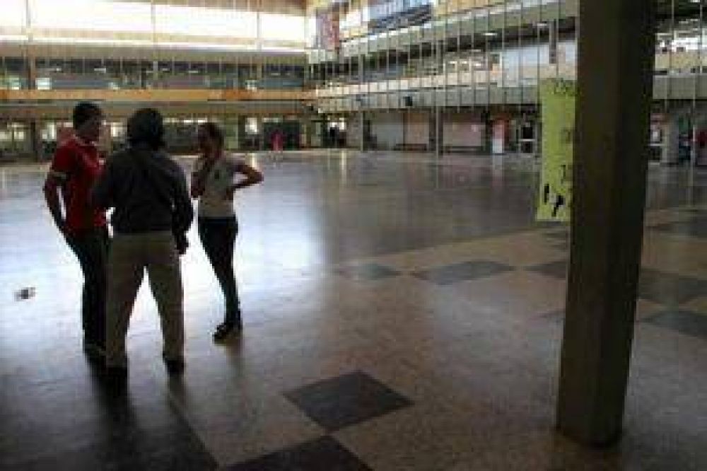 Docentes del ex Colegio Nacional paran y se movilizan   