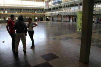Docentes del ex Colegio Nacional paran y se movilizan   