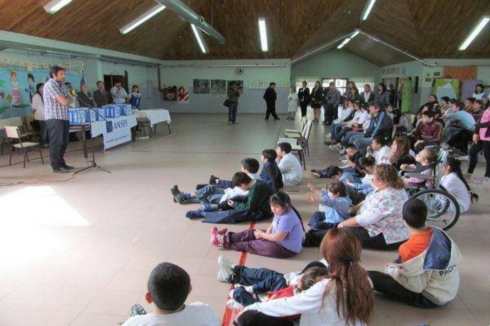 Entregan 216 netbooks del Programa Conectar Igualdad a la Escuela Especial N� 2