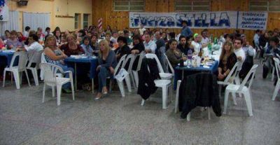 Los Municipales festejaron su d�a en una cena show con anuncios de la intendente Giroldi