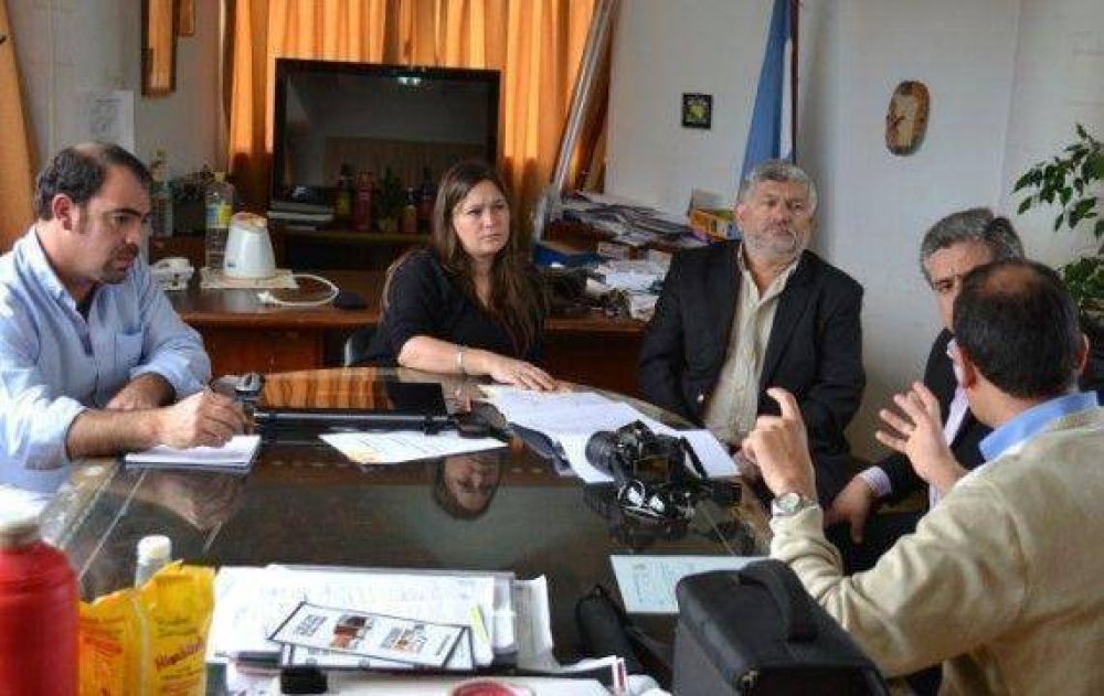 La Jefa del Programa Turismo se reuni� con el Intendente de Quines