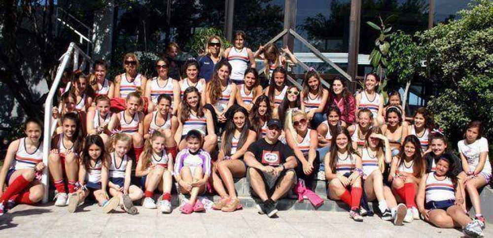 Nueva indumentaria del Hockey del N�utico , que viaja a Encuentro en La Plata