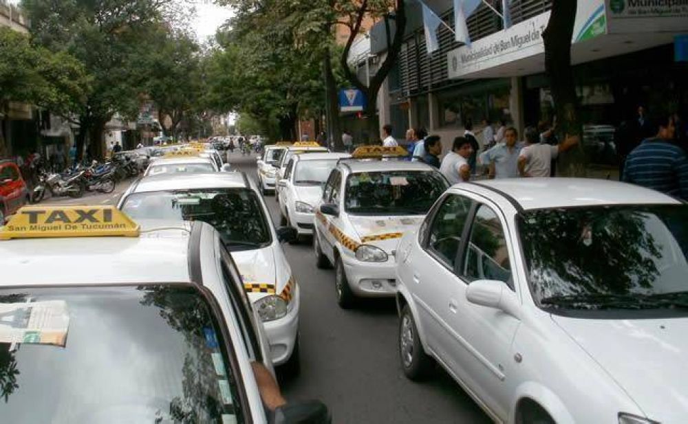 M�s de 100 taxistas bloquearon la intendencia capitalina 