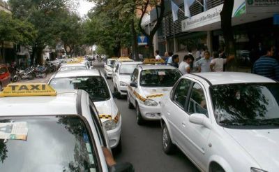 M�s de 100 taxistas bloquearon la intendencia capitalina 