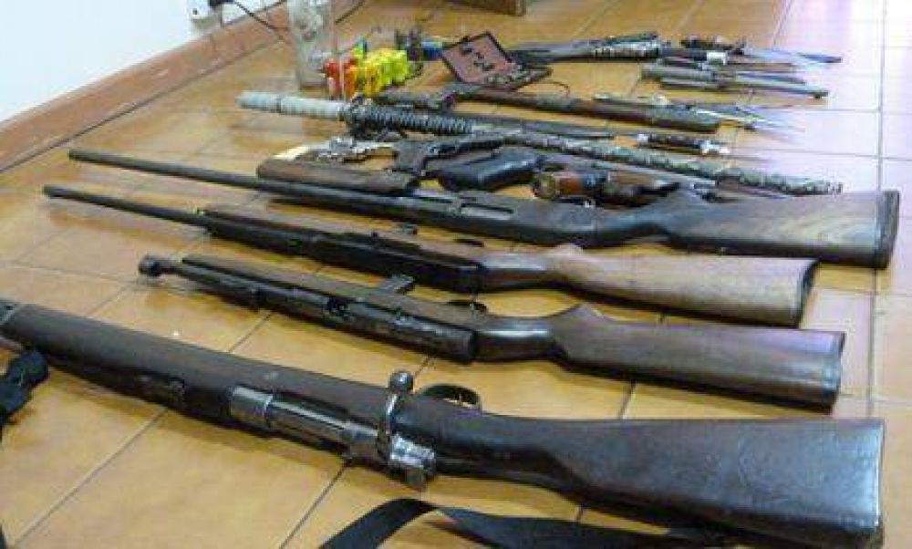 Lo detuvieron por maltratar a su mujer y descubrieron un tremendo arsenal