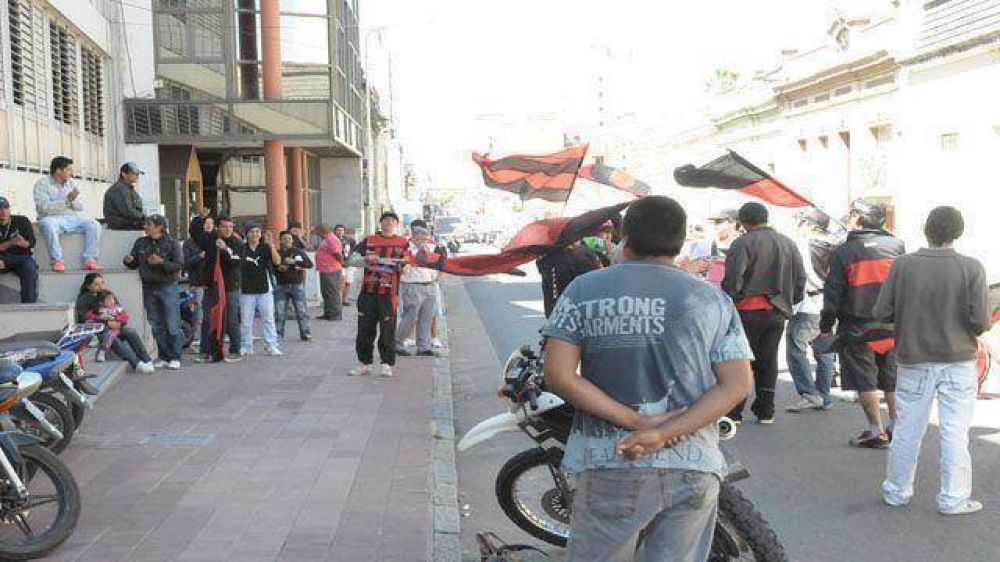 Hinchas de Patronato reclamaron por Petaco