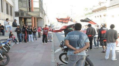 Hinchas de Patronato reclamaron por Petaco