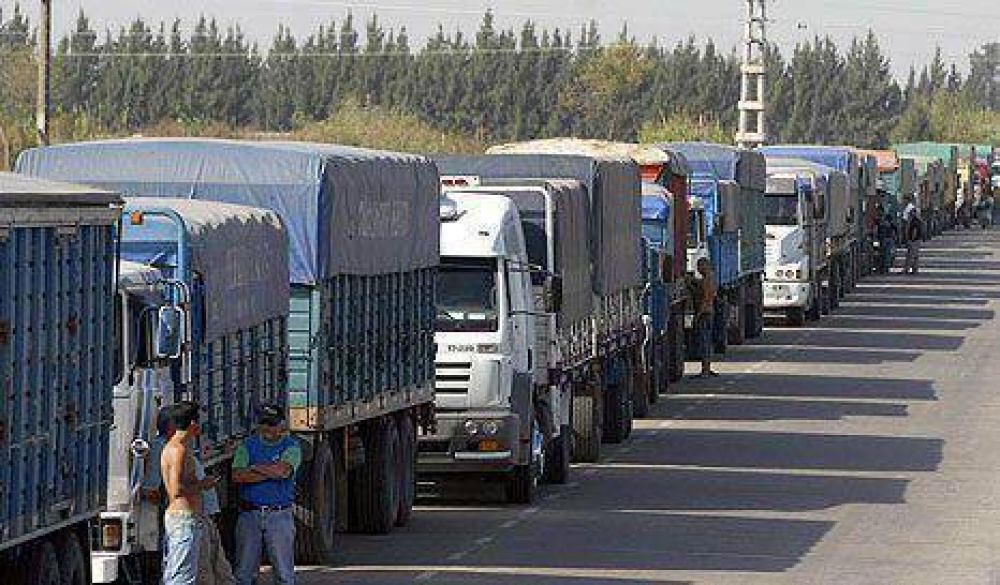 Golpe de Moyano: los camiones rurales no llevar�n granos a los silos