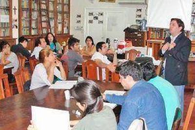D�az Ach�val dict� una charla en la Escuela Normal 