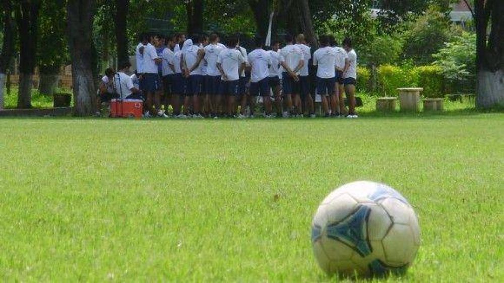 Los jugadores reclamaron una deuda y pararon la pelota    