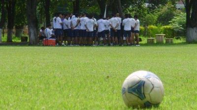 Los jugadores reclamaron una deuda y pararon la pelota    