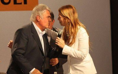 Termin� en esc�ndalo pol�tico la presentaci�n del Clio M�o