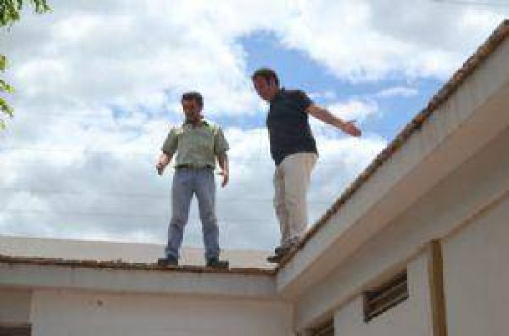 Amenazaron con saltar al vac�o desde un techo 