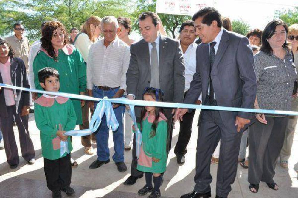 Inauguraron escuela y jard�n en el departamento Figueroa 