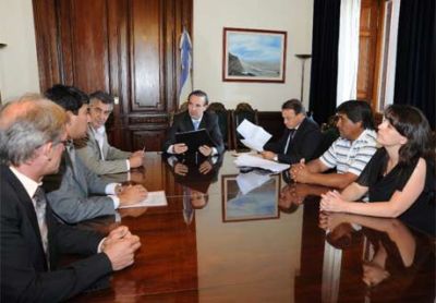 Reuni�n en Vialidad Nacional por obras complementarias de asfalto