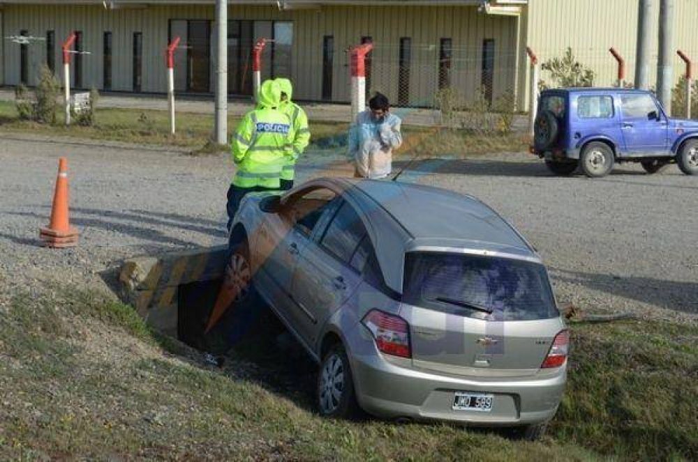 Automovilista termin� en un zanj�n tras mala maniobra
