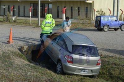 Automovilista termin� en un zanj�n tras mala maniobra
