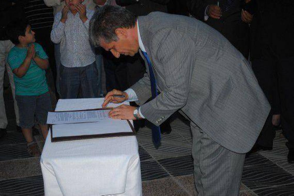 Justo Daract: se firm� el decreto para la construcci�n de 35 cuadras de pavimento