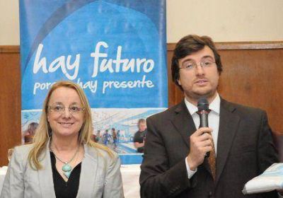 Lucas Ghi junto a Alicia Kirchner