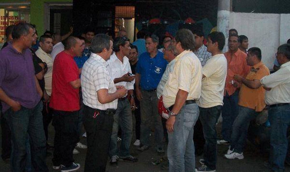 Flamini presiona para obtener el aumento del boleto con cortes de calles y paro 