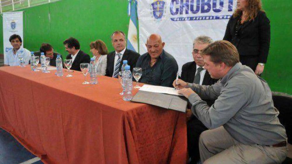 El gobernador firm� convenios en Comodoro Rivadavia