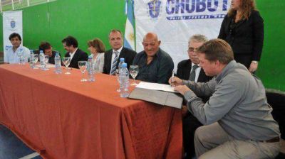 El gobernador firm� convenios en Comodoro Rivadavia
