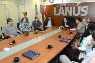 EL INTENDENTE DE LAN�S DAR�O D�AZ P�REZ SE REUNI� CON DIRECTIVOS DE ESCUELAS T�CNICAS