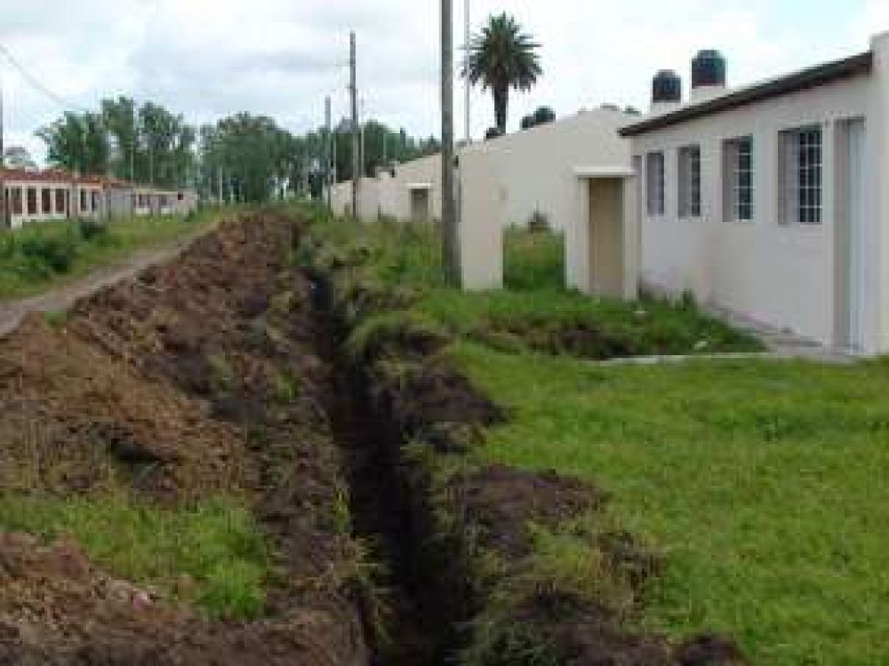 Se est� instalando la red agua en las 13 viviendas del Plan Federal