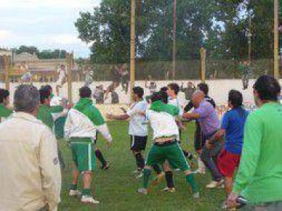Salto: Un partido de f�tbol del Seis Ligas termin� en esc�ndalo