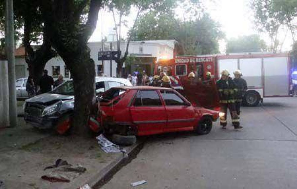 Fuerte colisi�n entre dos veh�culos en 46 y 19 