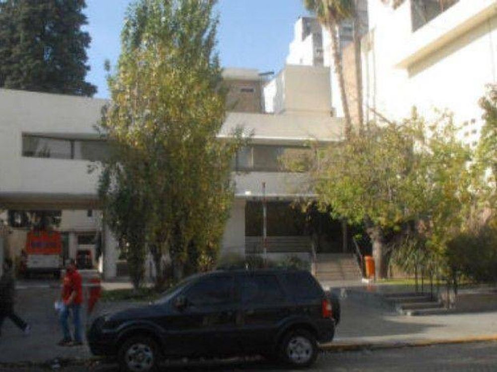 Asesinaron de un balazo en la cabeza a un polic�a en la puerta de su casa para robarle la moto