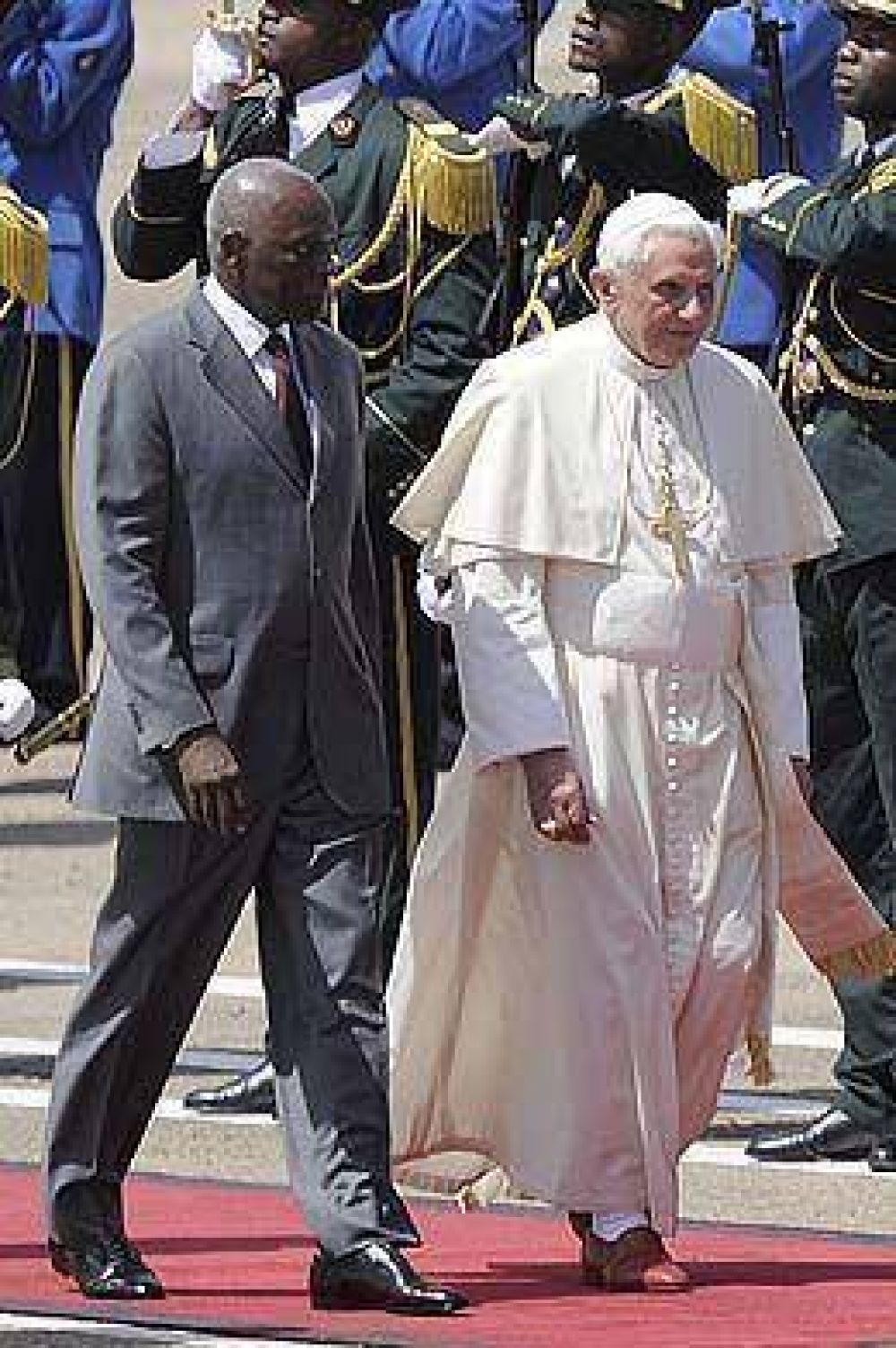 El Papa cerr� su primera gira africana con un llamado a combatir la pobreza 
