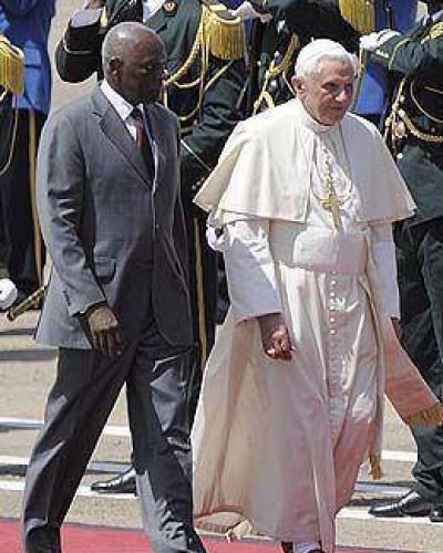 El Papa cerr� su primera gira africana con un llamado a combatir la pobreza 