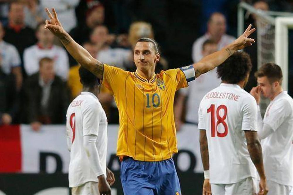 Una chilena desde 35 metros, el mejor de los cuatro goles de Ibra a Inglaterra