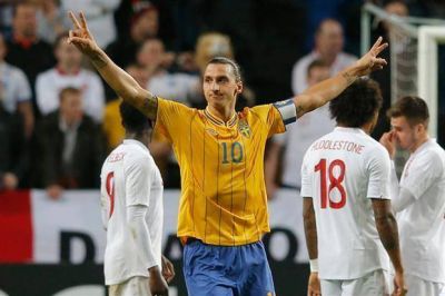 Una chilena desde 35 metros, el mejor de los cuatro goles de Ibra a Inglaterra