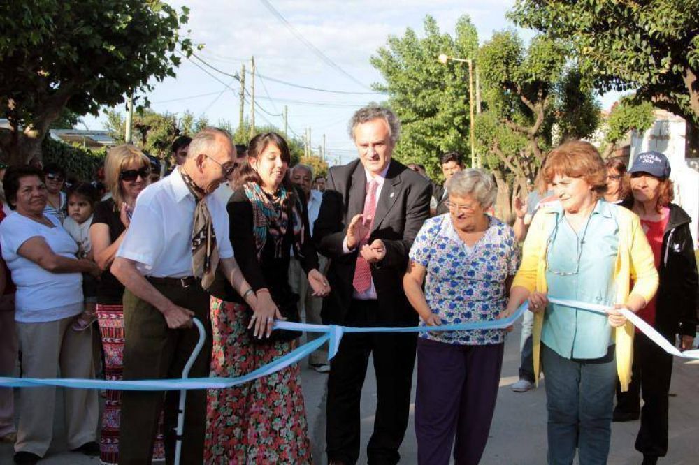 SE INAUGUR� EL PRIMER TRAMO DEL ASFALTO DE LA CALLE ARRICAU