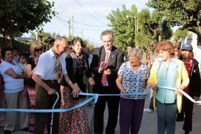 SE INAUGUR� EL PRIMER TRAMO DEL ASFALTO DE LA CALLE ARRICAU