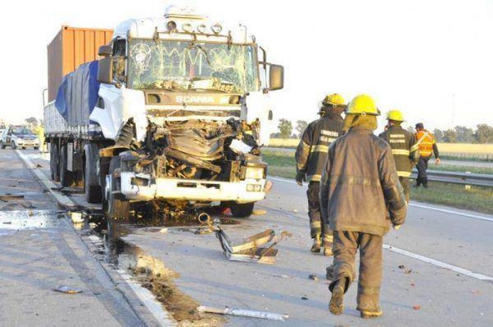 Espectacular choque de camiones en la autopista