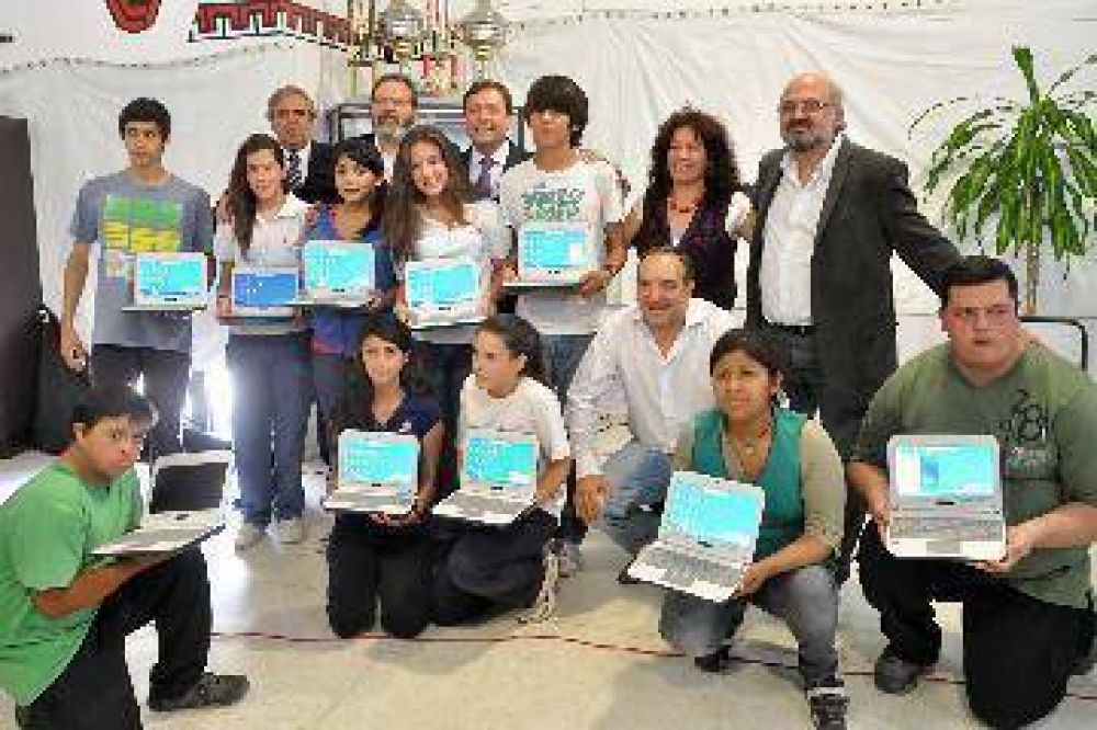 Weretilneck entreg� netbooks en escuelas del Valle Medio