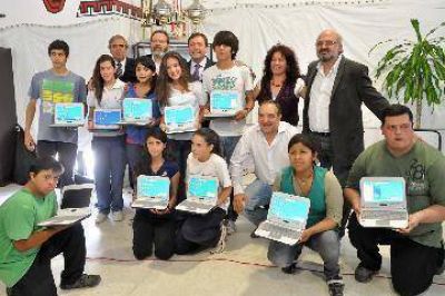 Weretilneck entreg� netbooks en escuelas del Valle Medio