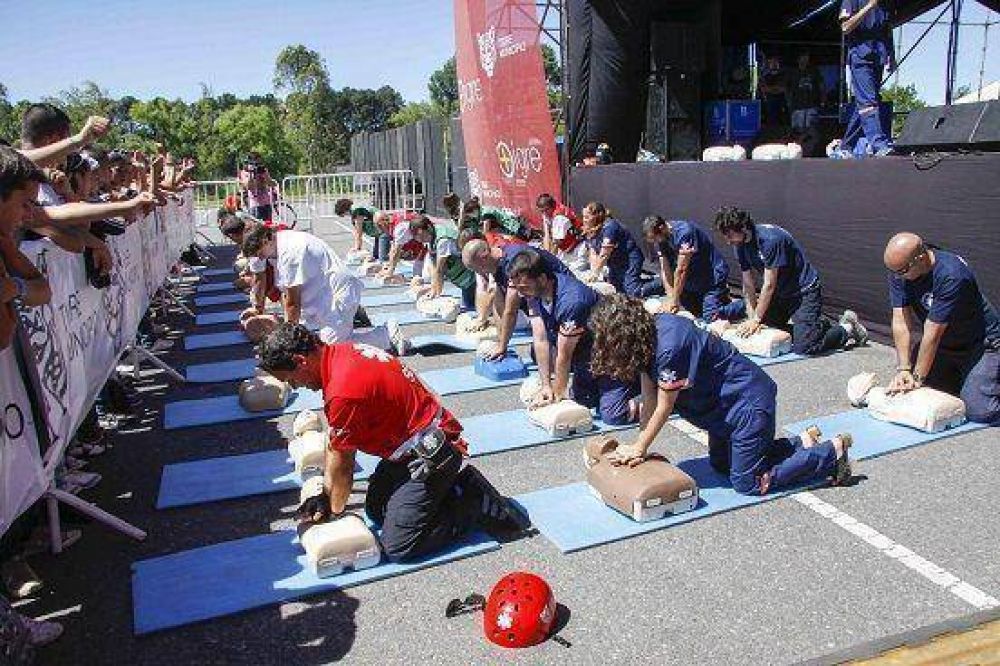 Clase masiva de RCP para 1000 j�venes del programa Tigre Recicla
