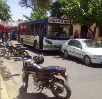 Se levant� el paro de colectivos urbanos tras arduas negociaciones 