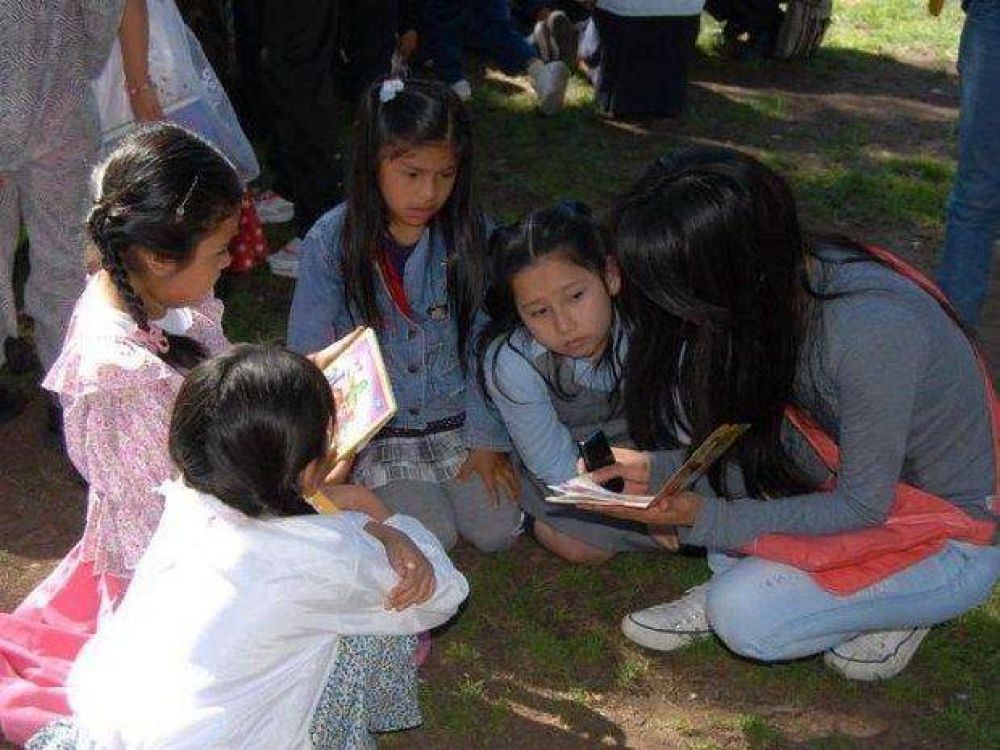 Ni�os y adolescentes en un marat�n de lectura