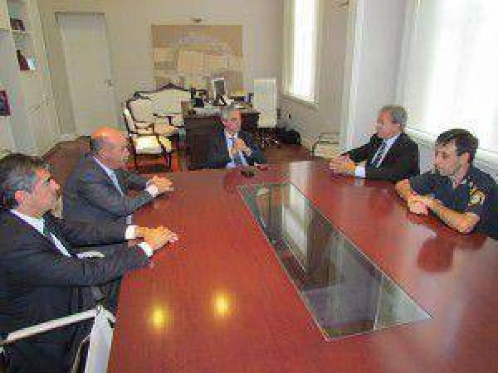 El Intendente Meoni recibi� a jefes policiales y foristas