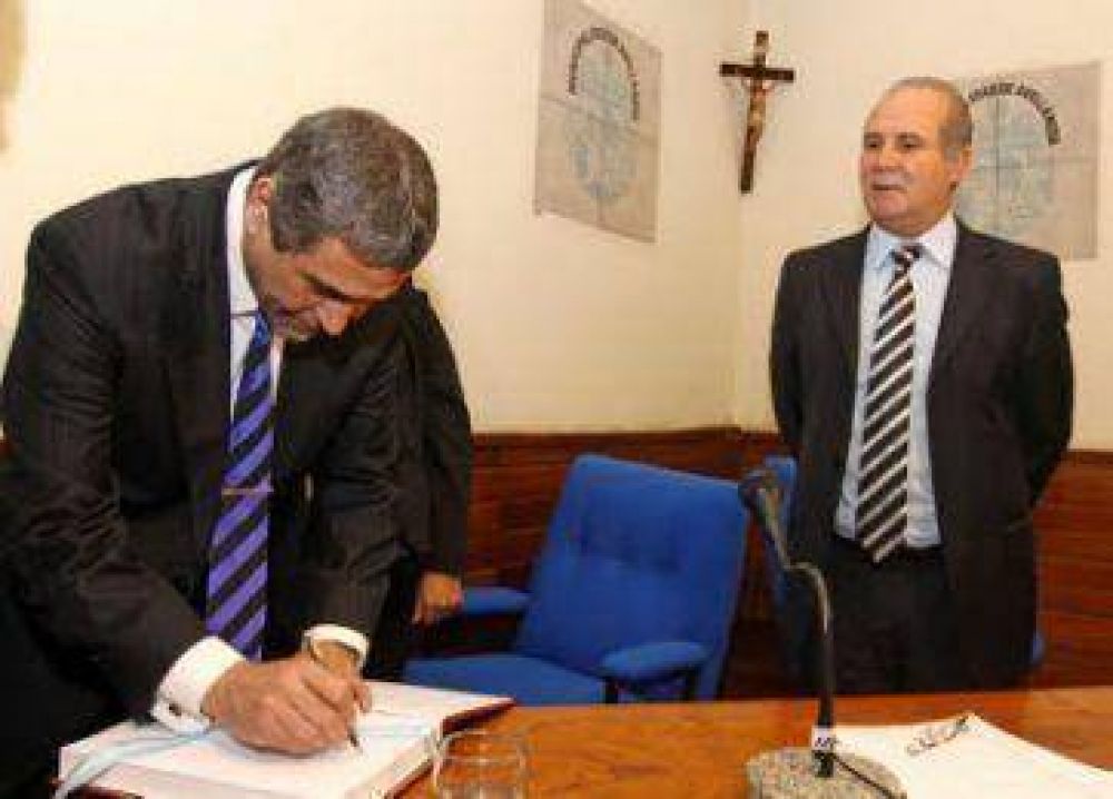 Cacho se defendi� y le apunt� a Ferraresi