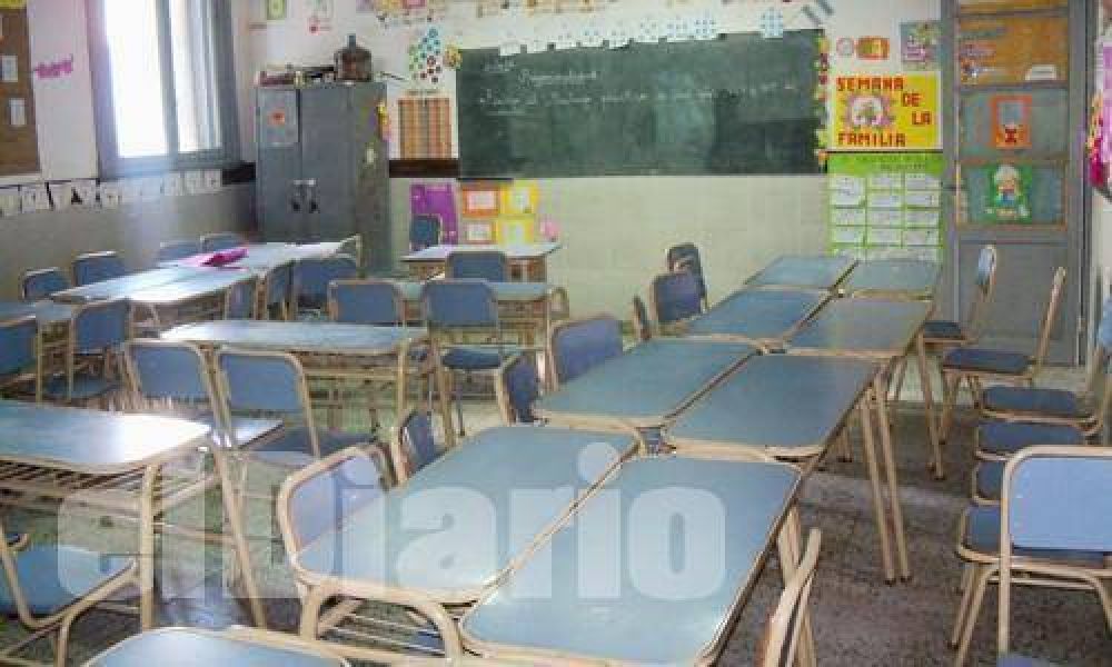 Unos 150 maestros locales cobran con irregularidades