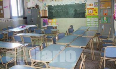Unos 150 maestros locales cobran con irregularidades