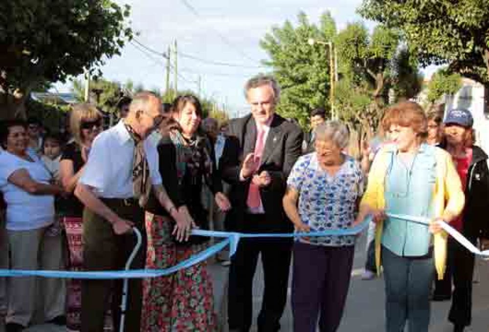 Se inaguro el primer tramo de asfalto